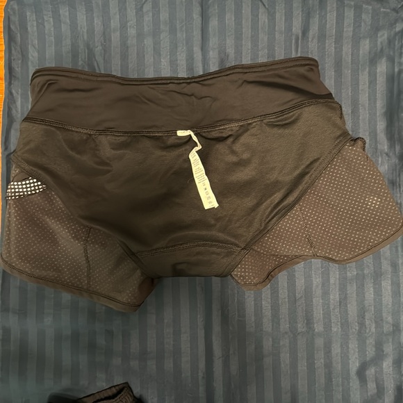 Lululemon shorts- size 4 - Picture 4 of 4